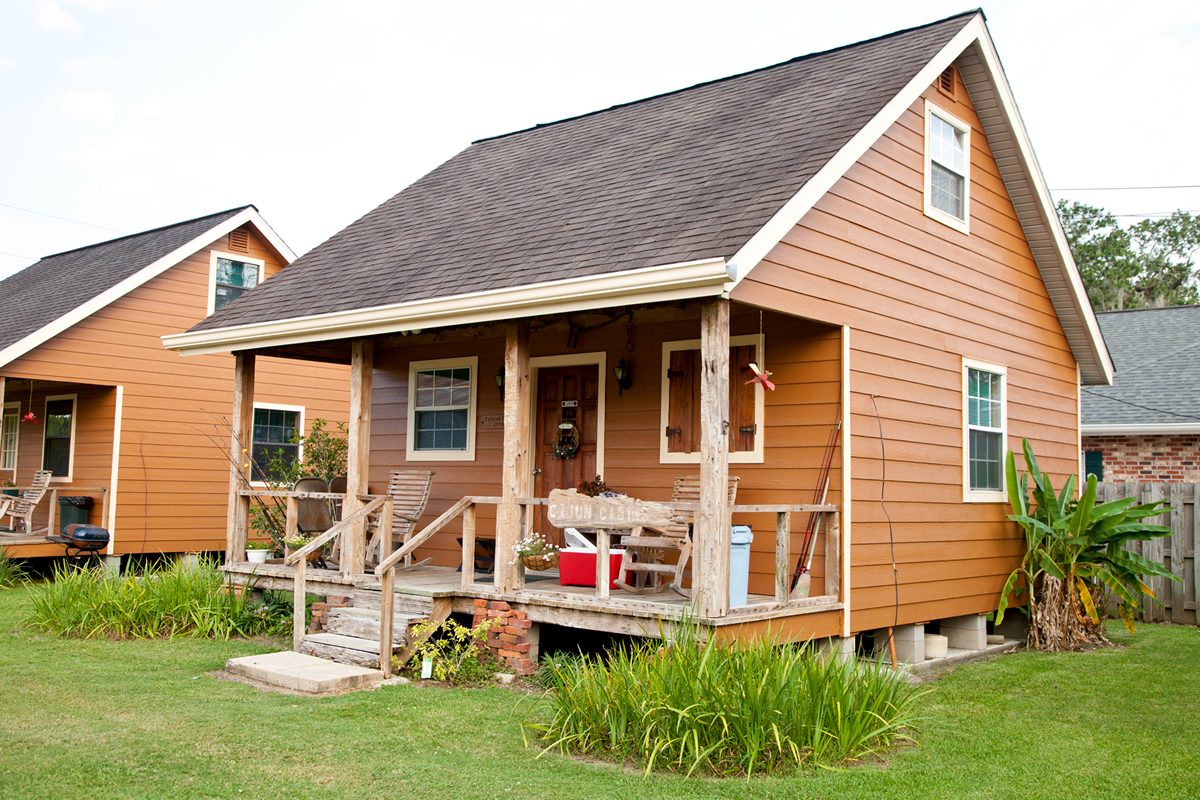 Cabane Danos, the middle cabin, and its front porch
