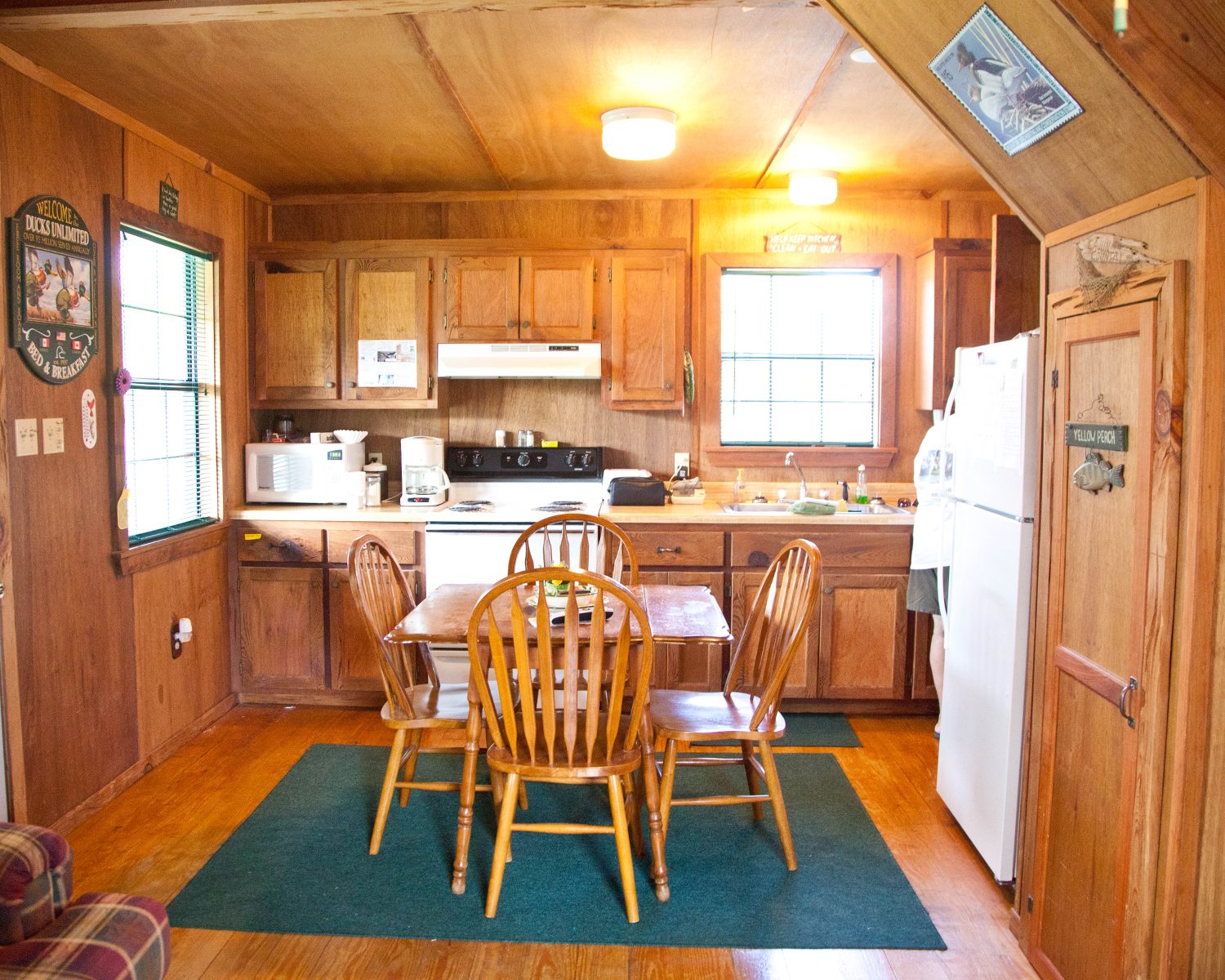 The kitchen and dining table in Bayou Retreat