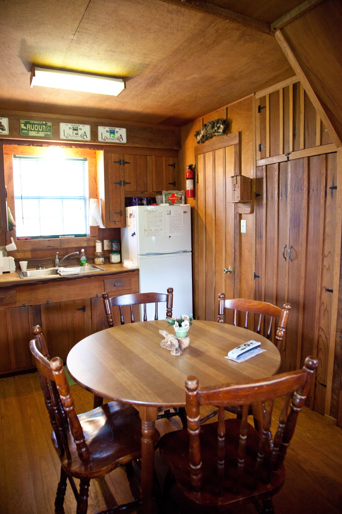 The kitchen and dining table in La Belle Rose