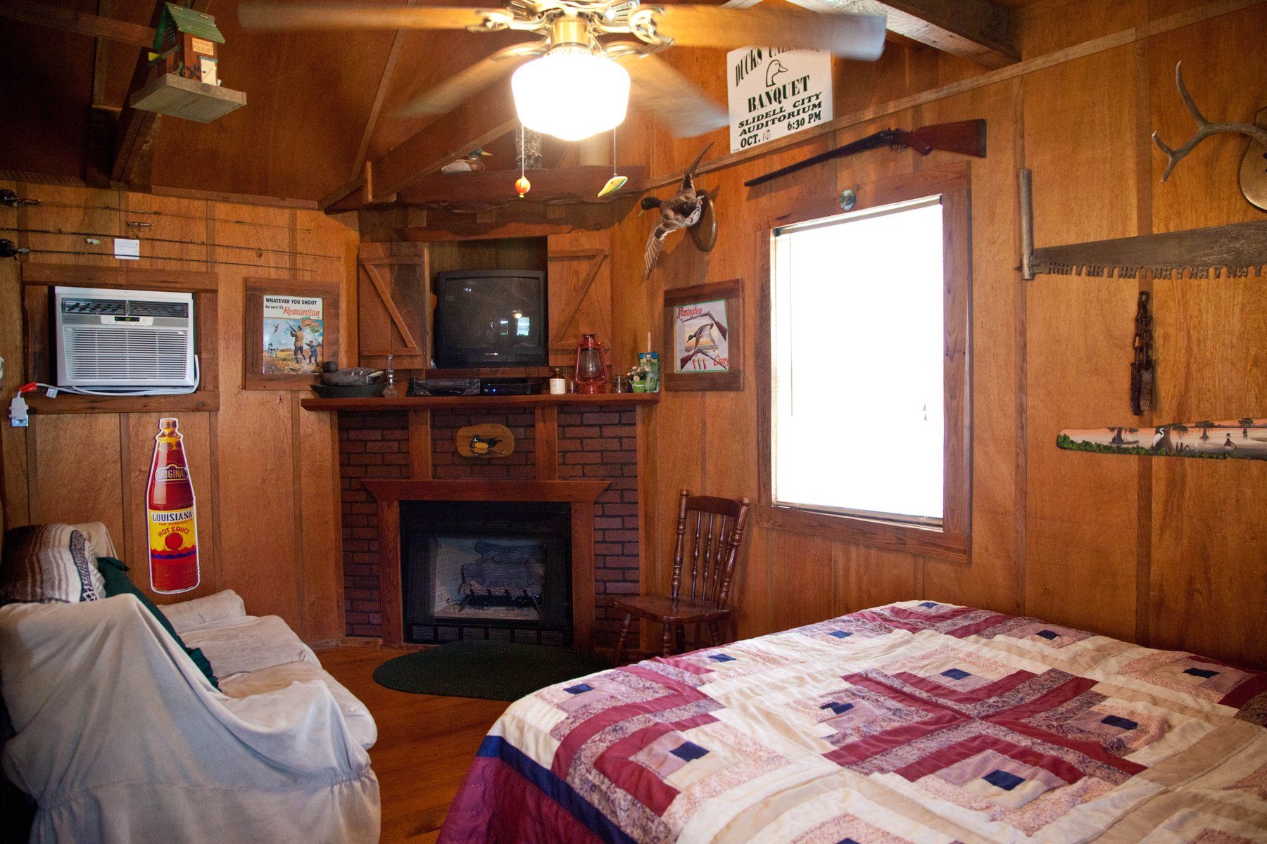 La Belle Rose's living room with the gas-log fireplace and queen bed